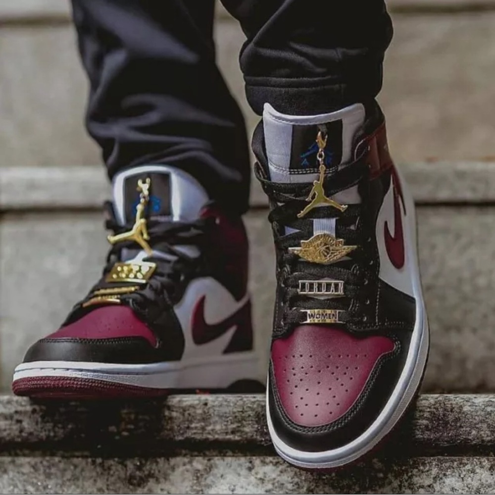 Nike Air Jordan 1 Mid Chicago Bred High Low CZ4385-016 Women sz 7.5 beetroot